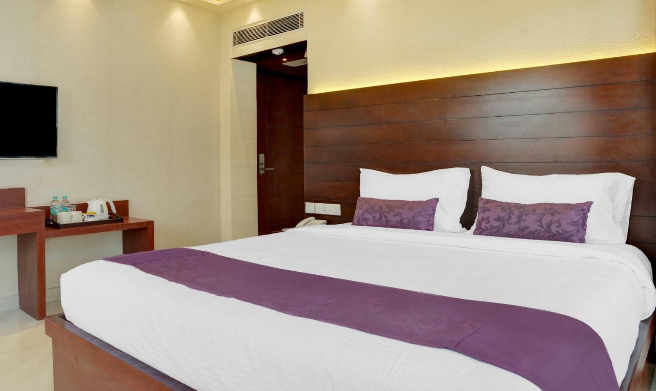Treebo Premium The Crystal Hotel Calcutta Buitenkant foto